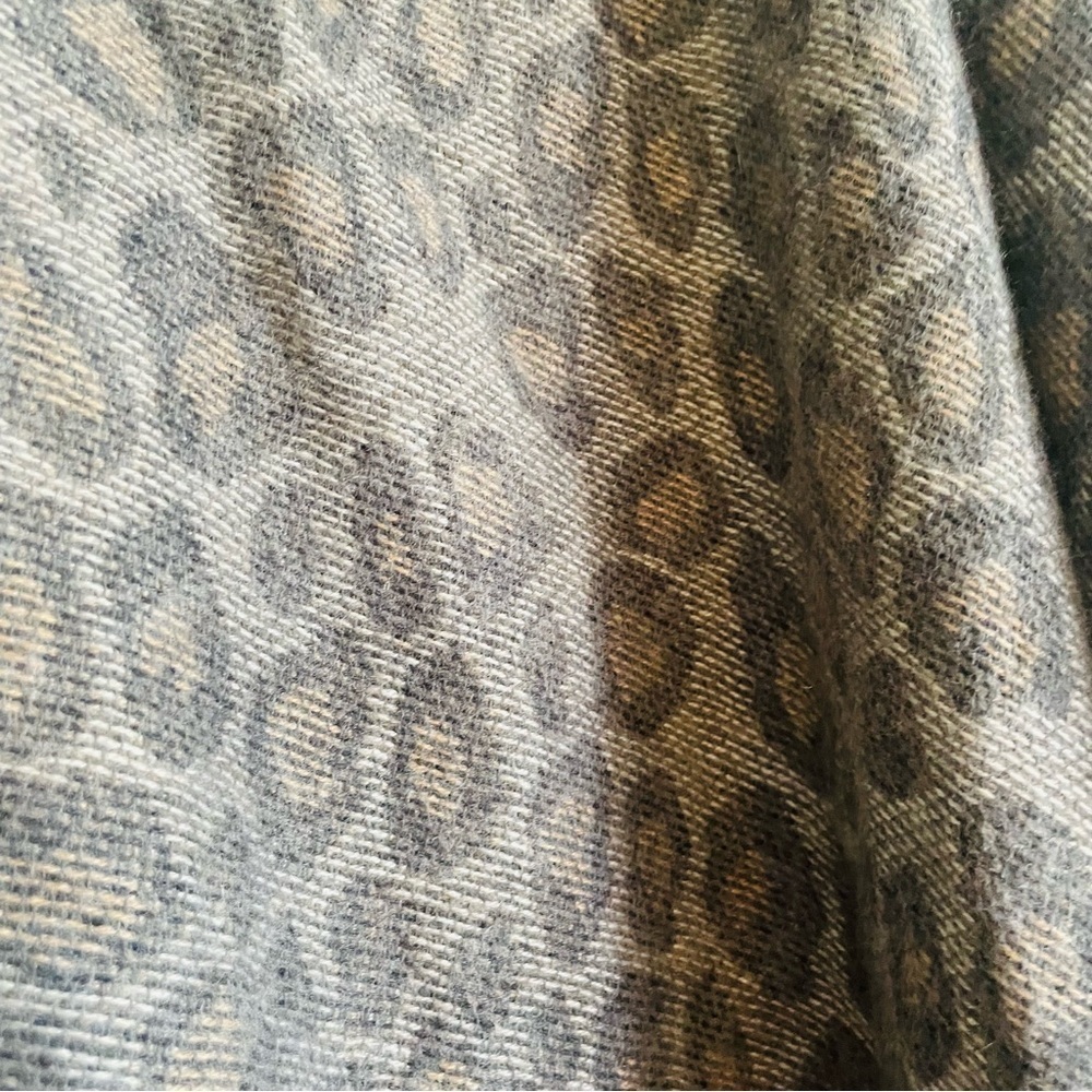 Woolrich woman’s cheetah print shawl poncho one size fringe gray winter throw - Picture 2 of 8